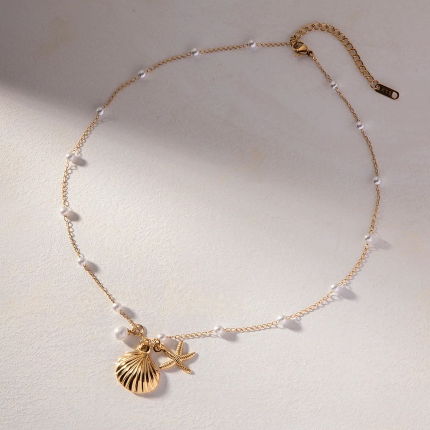Collar Concha y Estrella – Acero inoxidable dorado con perlas decorativas