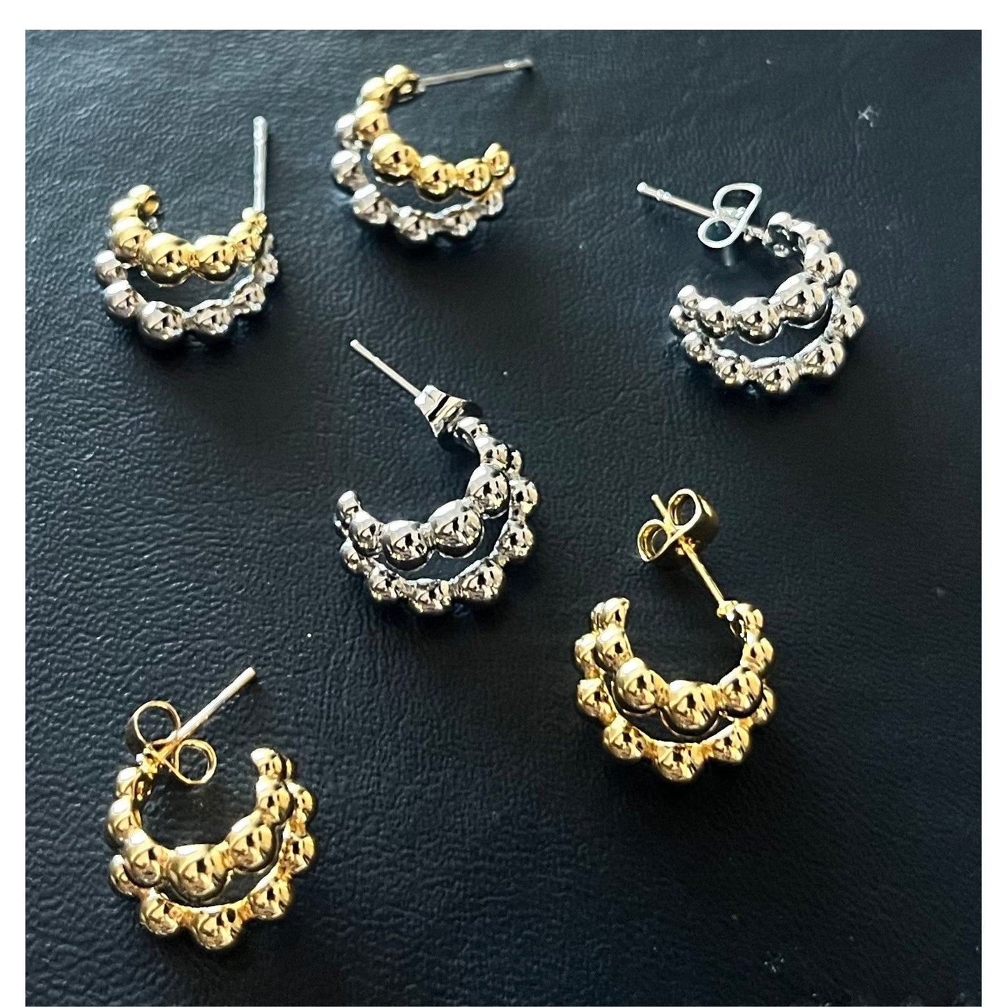 Mini Arracadas Bicolor de Esferas – Baño de oro 14K