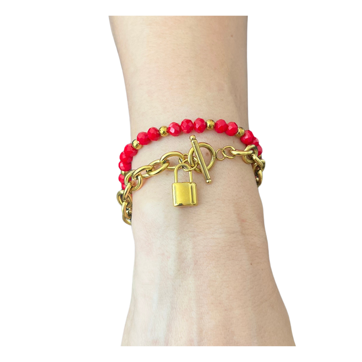 Cuentas rojas de brillo intenso y balines chapados en oro 18k de la pulsera Gardenia. Acabado brillante y elegante.