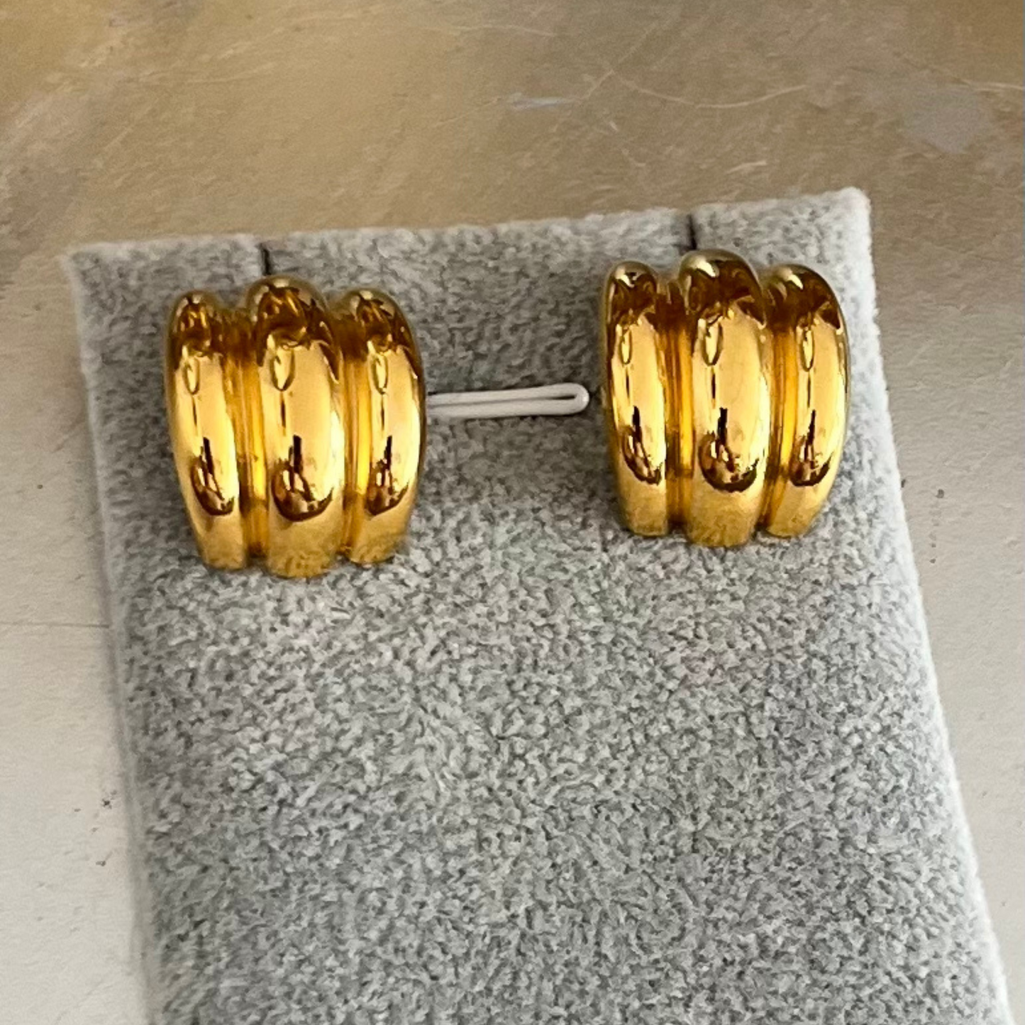 Aretes Bold Waves – Aros dorados gruesos de acero inoxidable