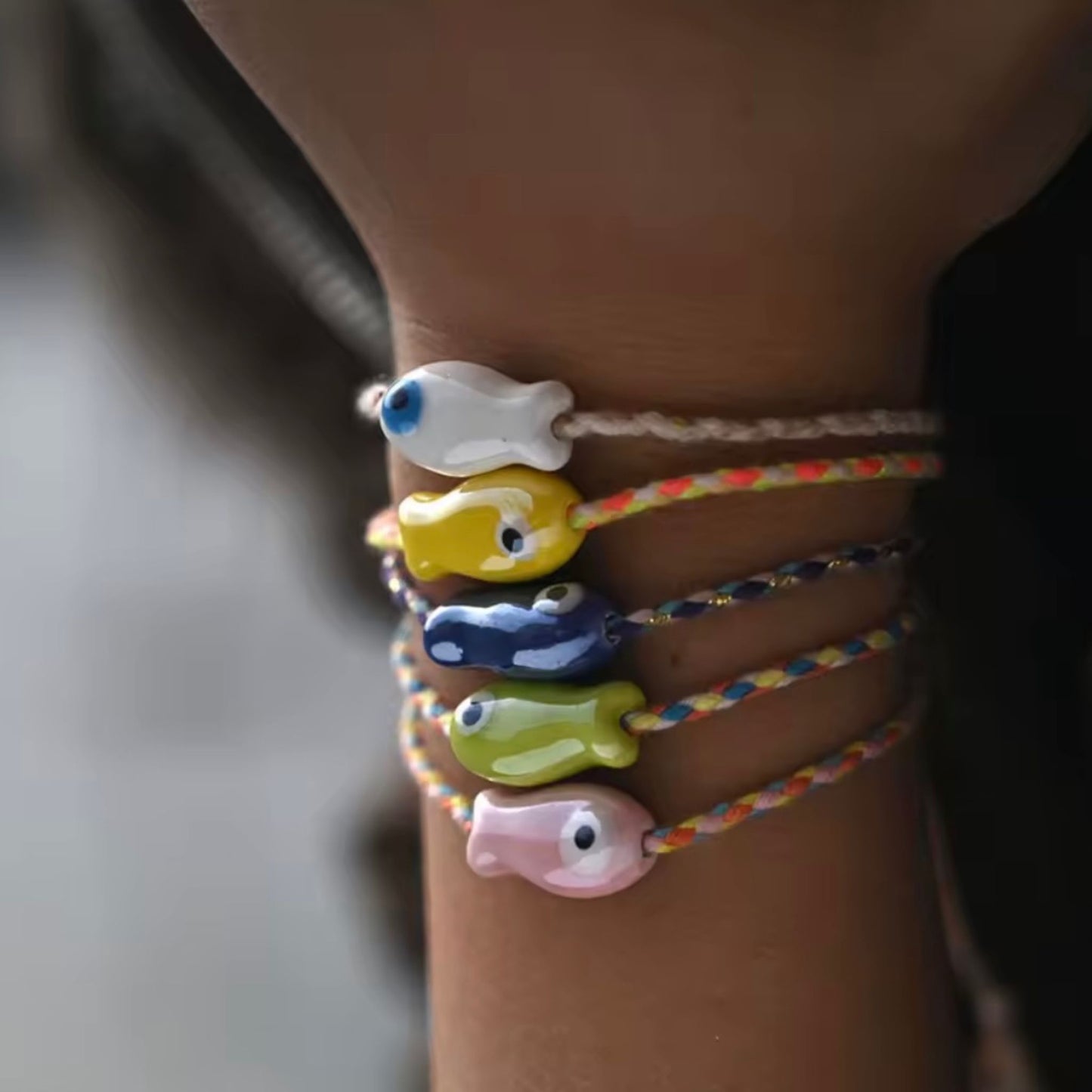 Pulsera Multicolor con Dije de Pez – Cordón Ajustable de Amuleto