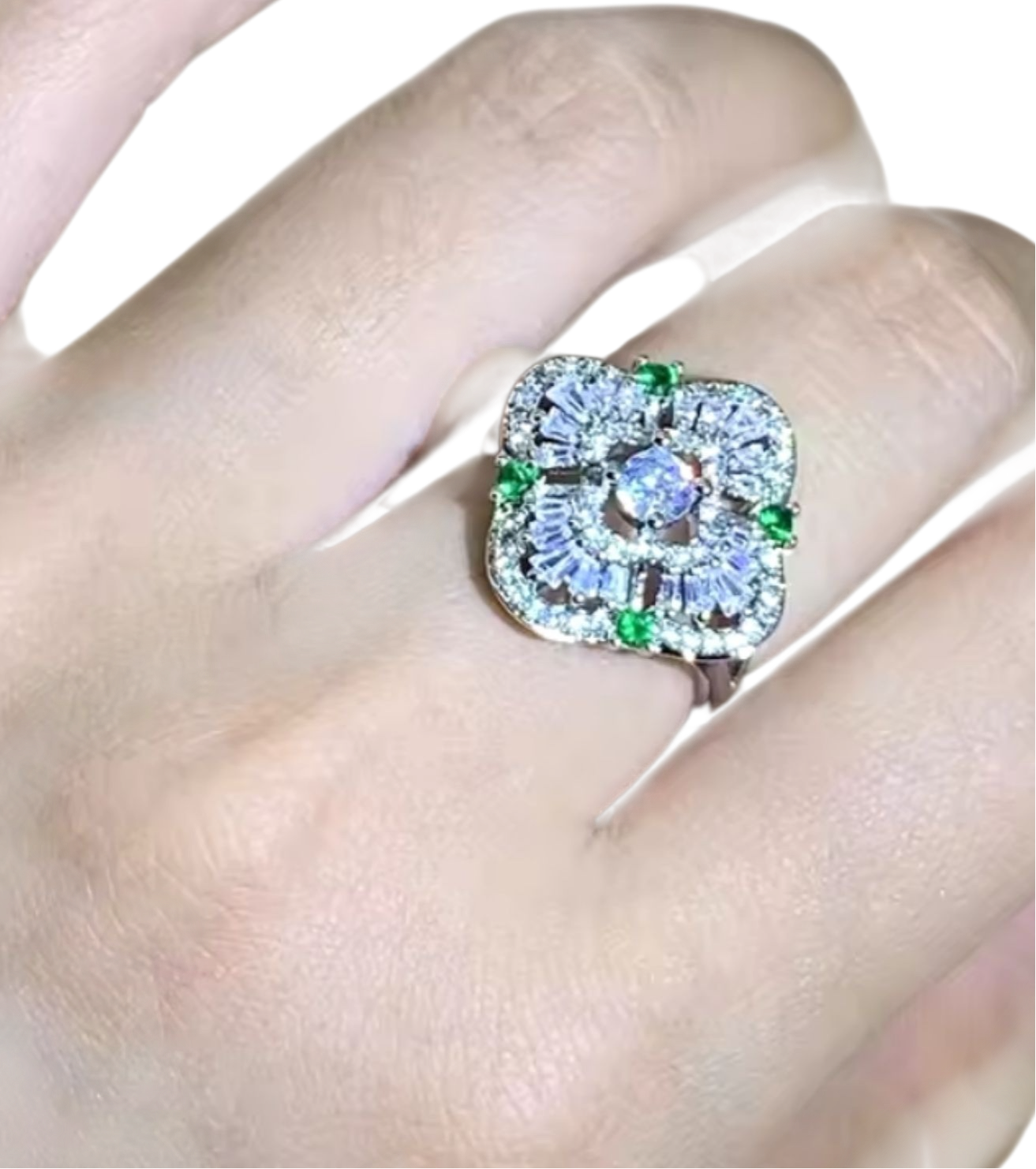 Set de bisutería fina con diseño floral y piedras verdes, incluye aretes y anillo ajustable