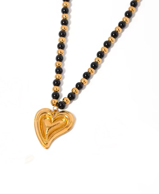 Collar negro con dorado colgante corazón 3D