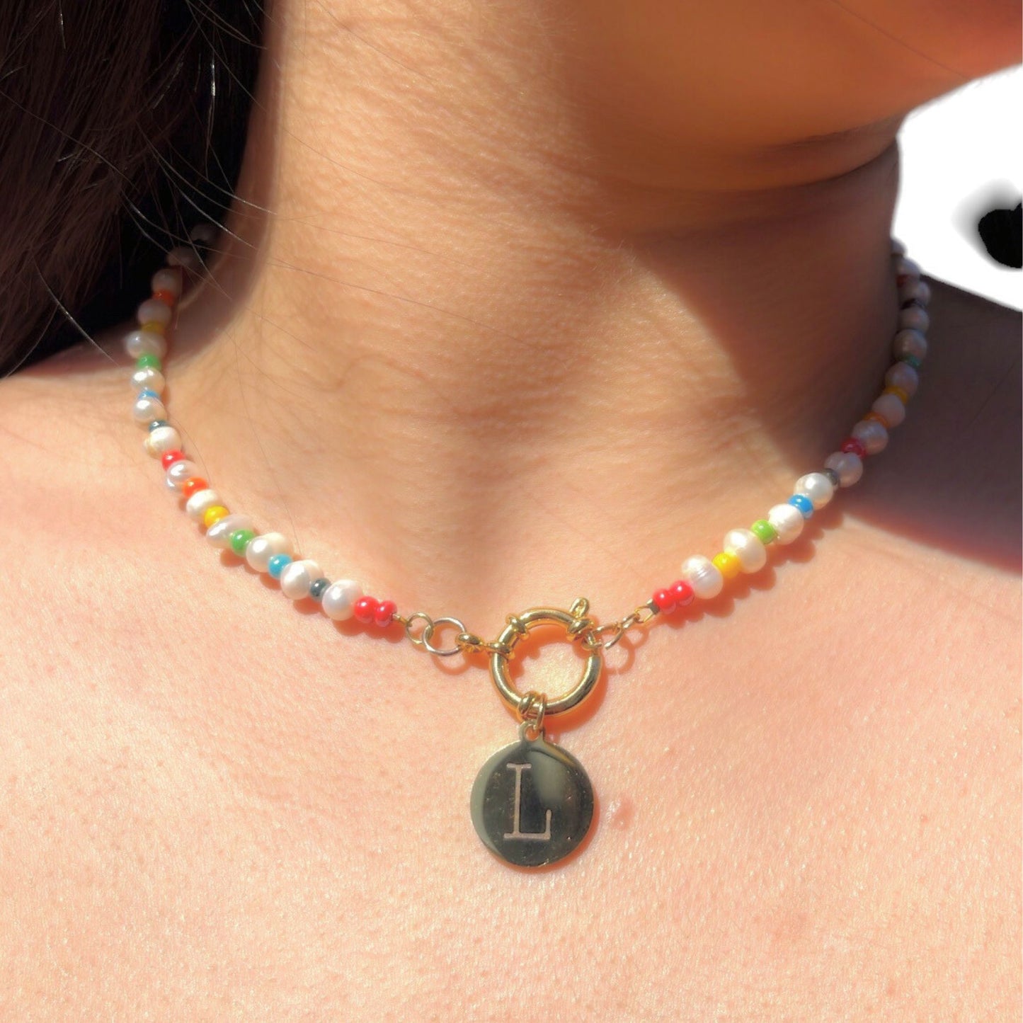 Brazalete Multicolor con Perlas y Broche chapado de 14K
