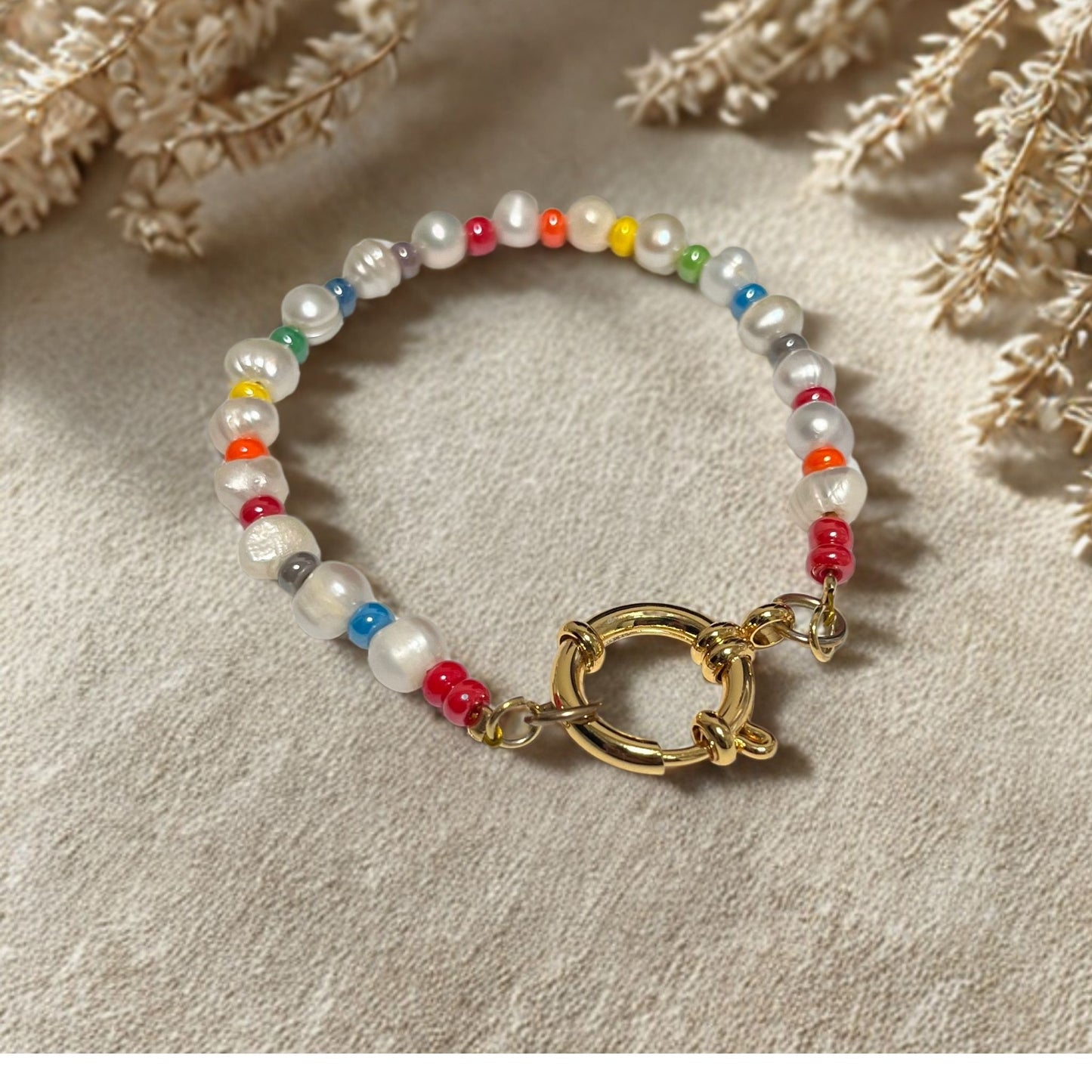 Brazalete Multicolor con Perlas y Broche chapado de 14K