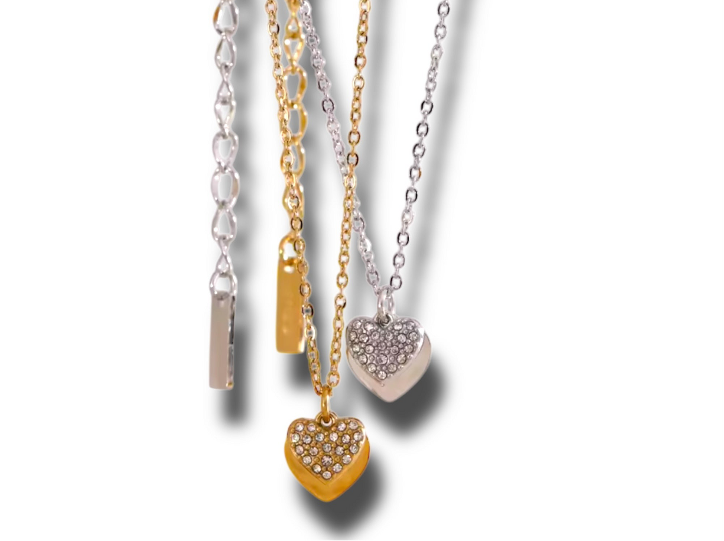 Collar de acero inoxidable con doble dije de corazón: uno liso y otro con incrustaciones de circonias brillantes. Disponible en dorado y plateado.