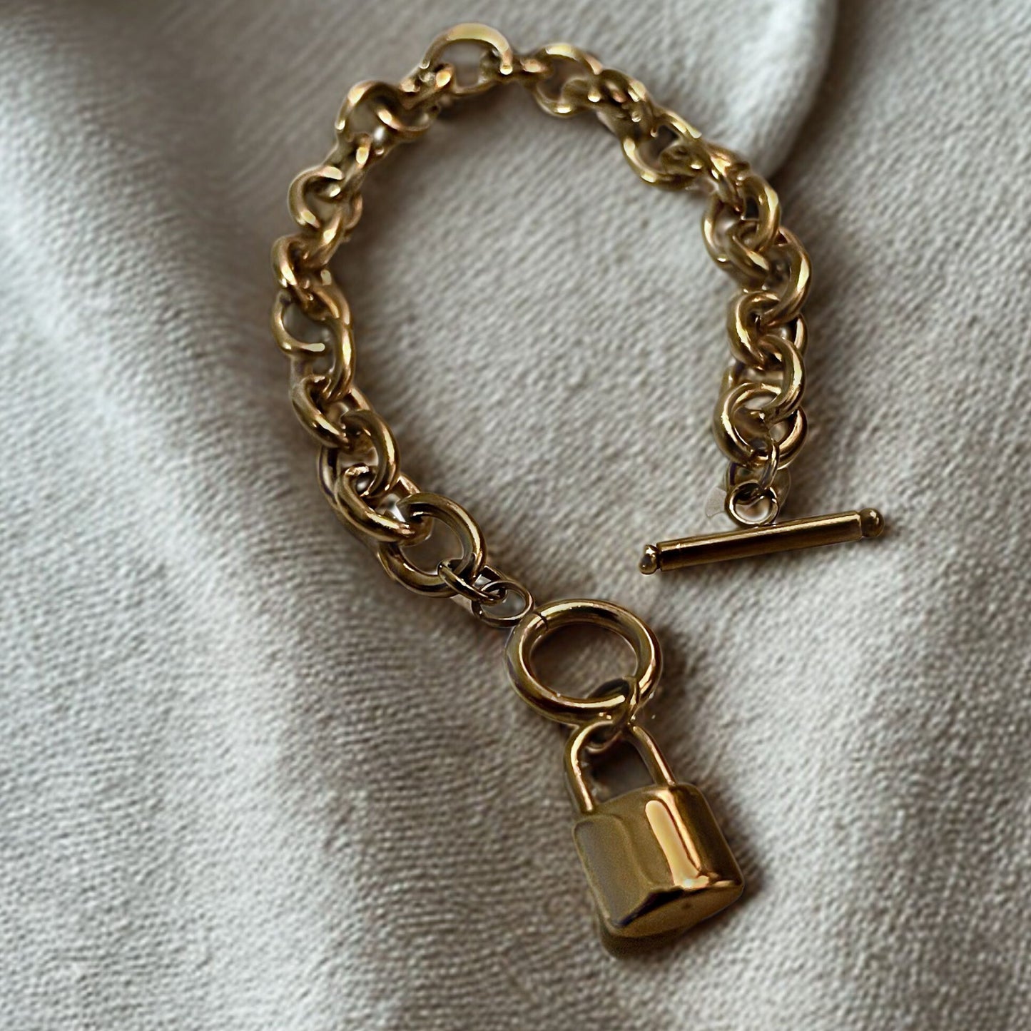 Brazalete de eslabon con Dije de Candado Personalizada con Inicial– Acero Inoxidable Dorado