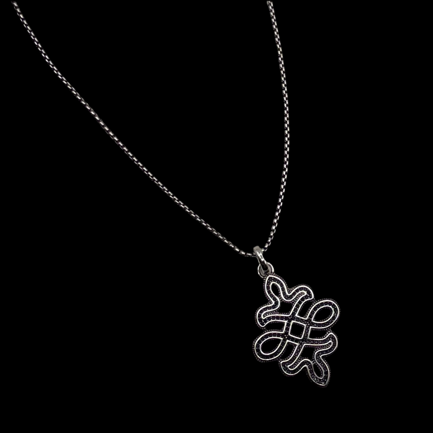 Collar con Dije de Nudo Infinito – Estilo Masculino simbólico