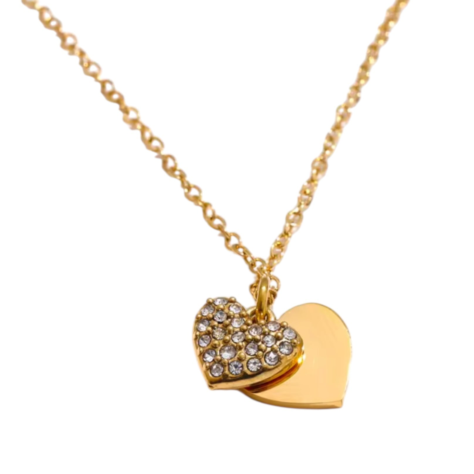 Collar de acero inoxidable con doble dije de corazón: uno liso y otro con incrustaciones de circonias brillantes. Disponible en dorado y plateado.
