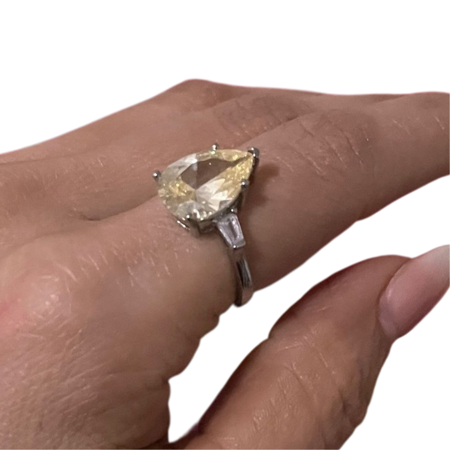 Anillo Ajustable con Piedra Amarilla en Forma de Gota – Brillo Elegante