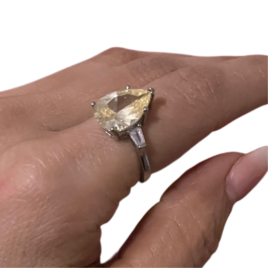 Anillo Ajustable con Piedra Amarilla en Forma de Gota – Brillo Elegante
