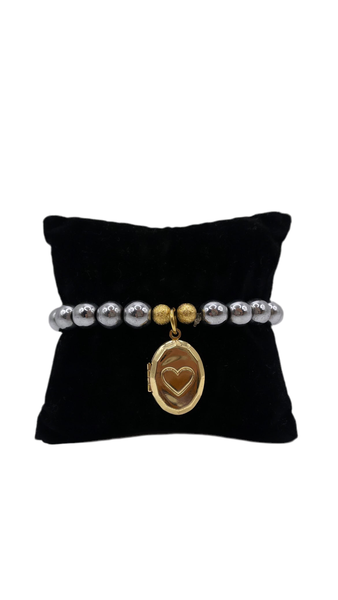 Brazalete elástico con perlas metálicas plateadas y relicario dorado en forma de óvalo, abierto y cerrado. Diseño emocional de bisutería fina.”