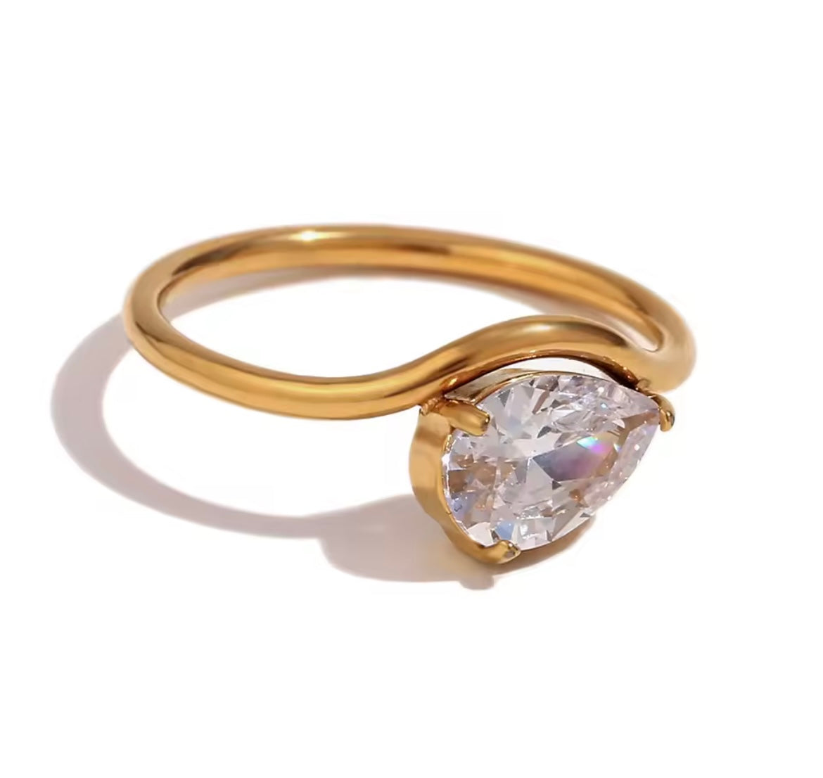 AURA Prisma | Anillo Dorado con Zirconia