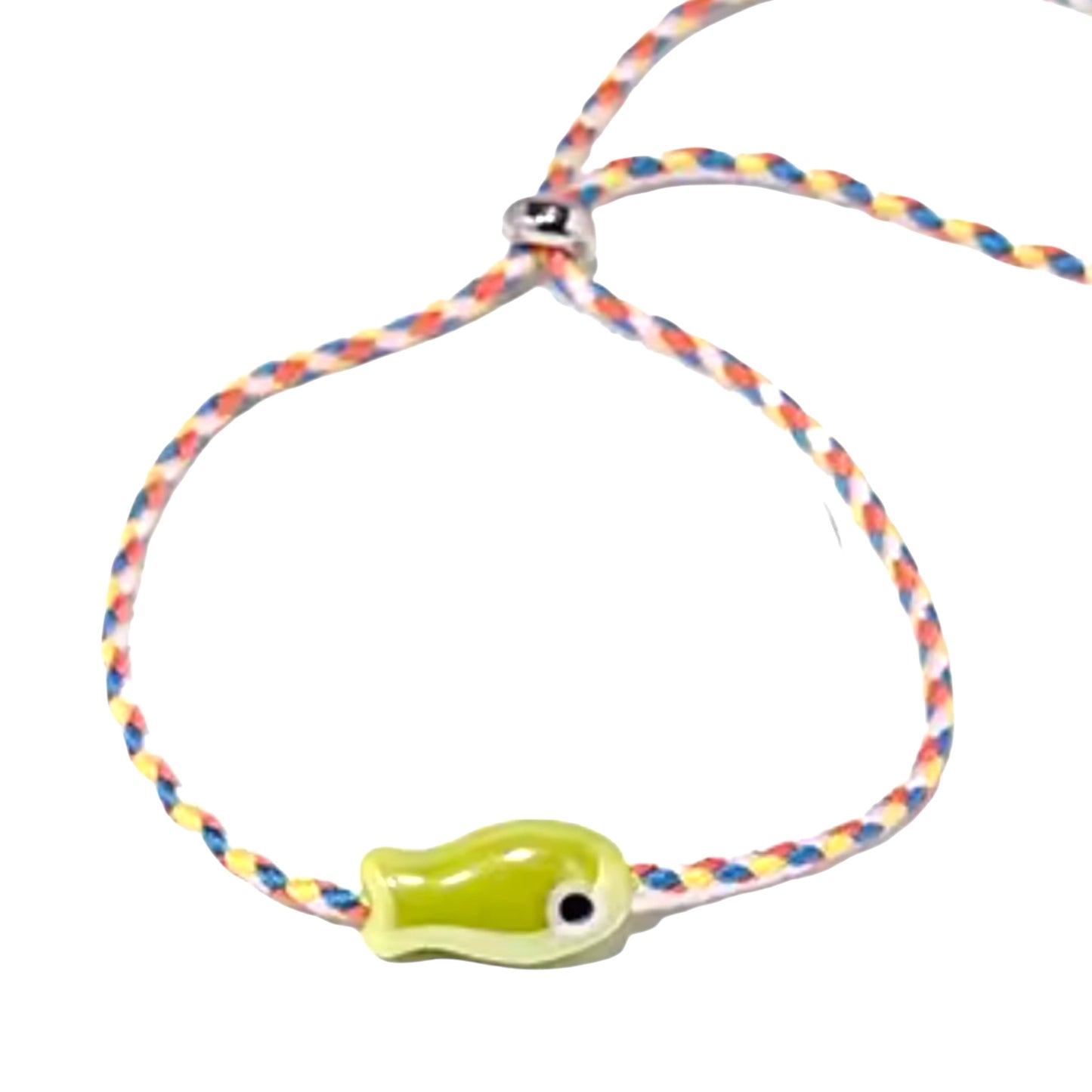 Pulsera Multicolor con Dije de Pez – Cordón Ajustable de Amuleto