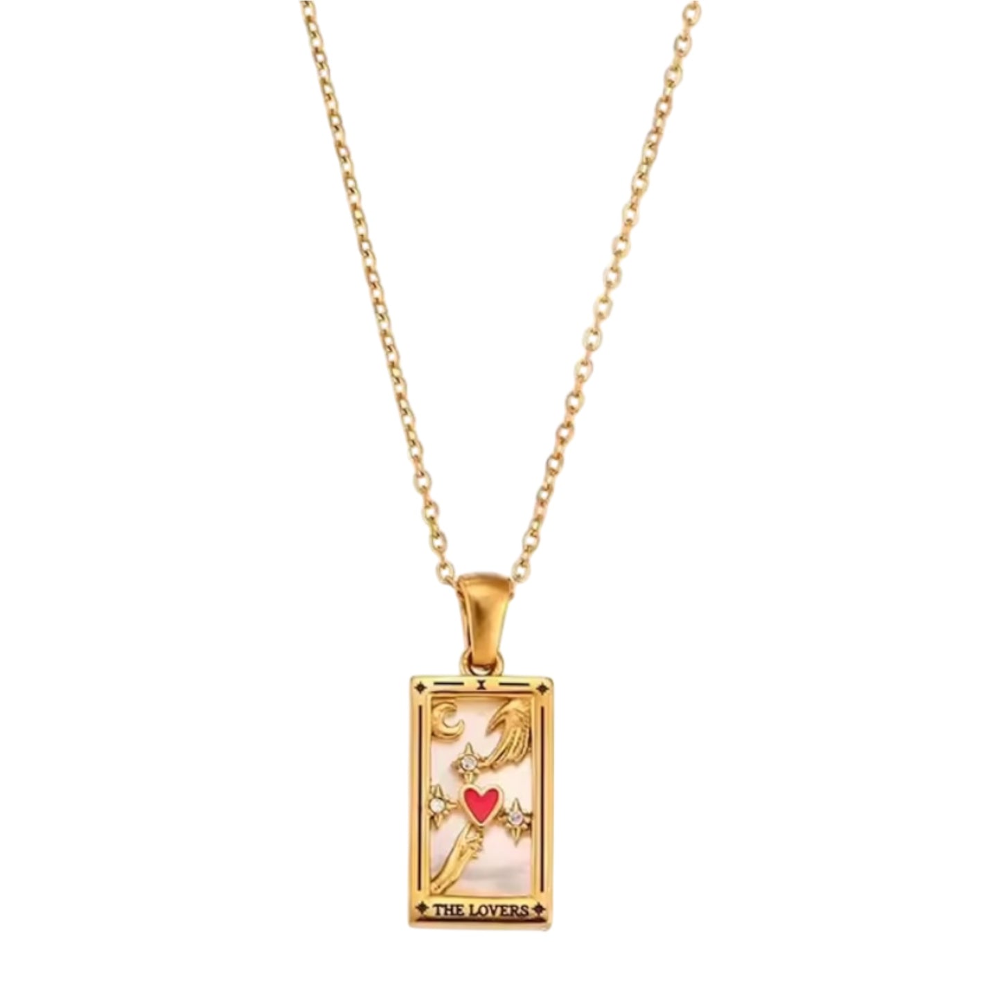Collar dorado con dije rectangular de carta del tarot “The Lovers”, con detalles de manos, estrellas y corazón rojo.