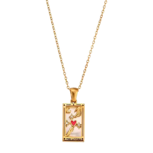 Collar dorado con dije rectangular de carta del tarot “The Lovers”, con detalles de manos, estrellas y corazón rojo.