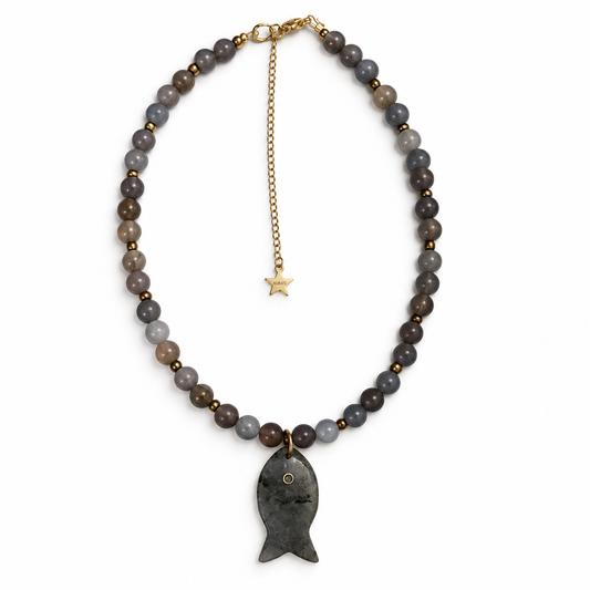 Collar Fluidez Gris | Piedra Natural con Dije de Pez Ajustable