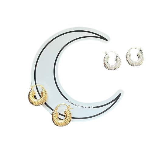 Argollas Texturizadas Huggie – Acabado Dorado Brillante