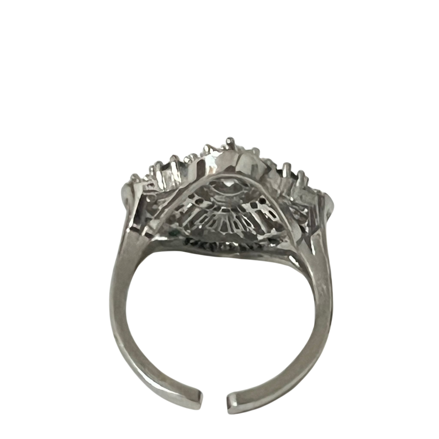 Set de bisutería fina con diseño floral y piedras verdes, incluye aretes y anillo ajustable