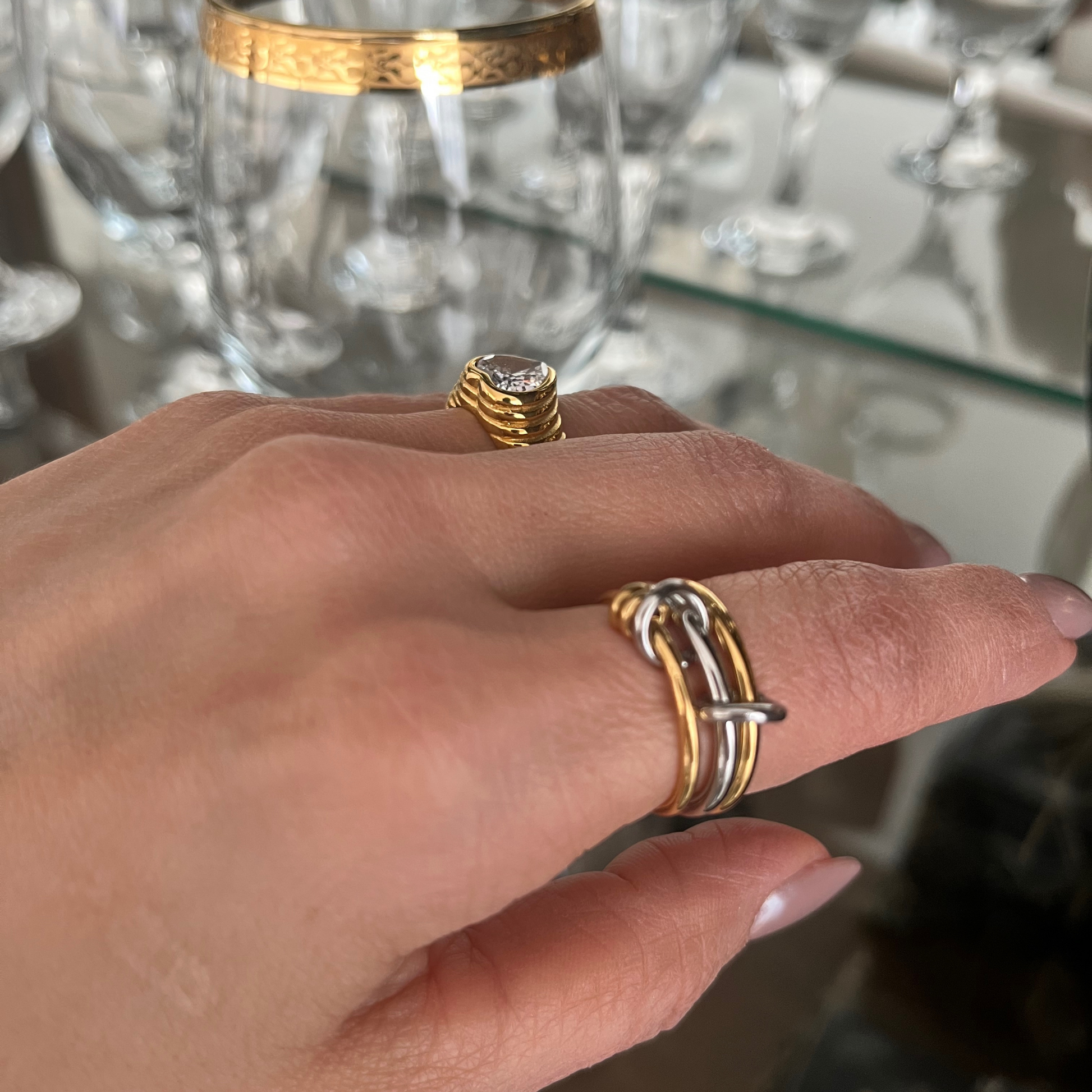 “Anillo triple en acero inoxidable con acabado en dos tonos, dorado y plateado, ideal para look moderno y elegante. Diseño entrelazado, perfecto para uso diario o regalo.”