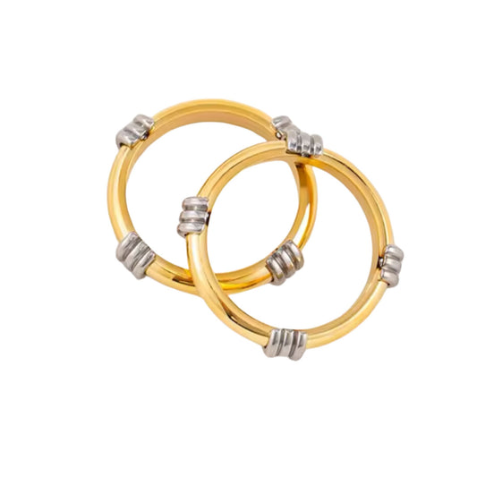 Anillo Redondo con Detalles Plateados – Acero Inoxidable Dorado 18K