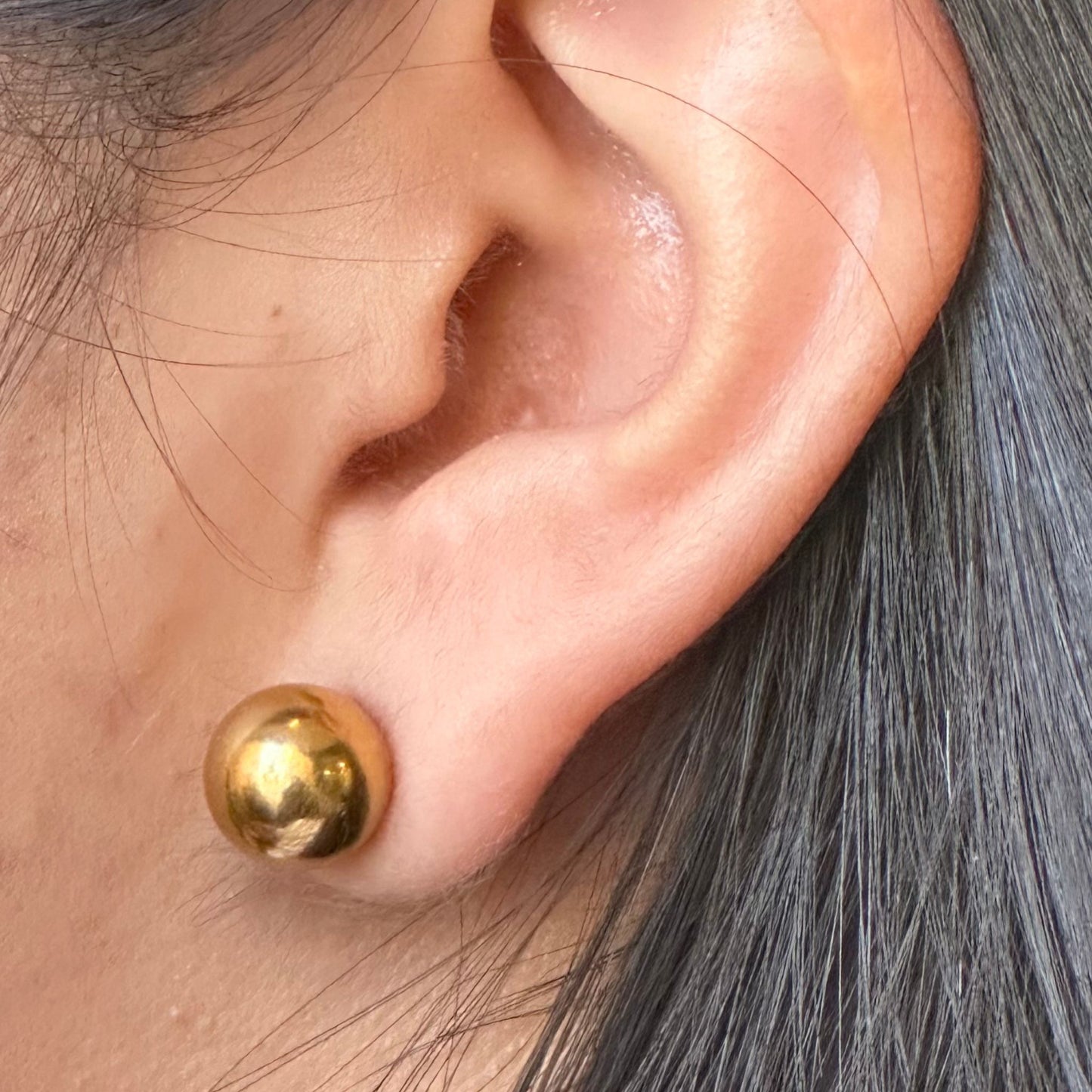 Aretes Bola de Acero Inoxidable – Chapado en Oro 18K