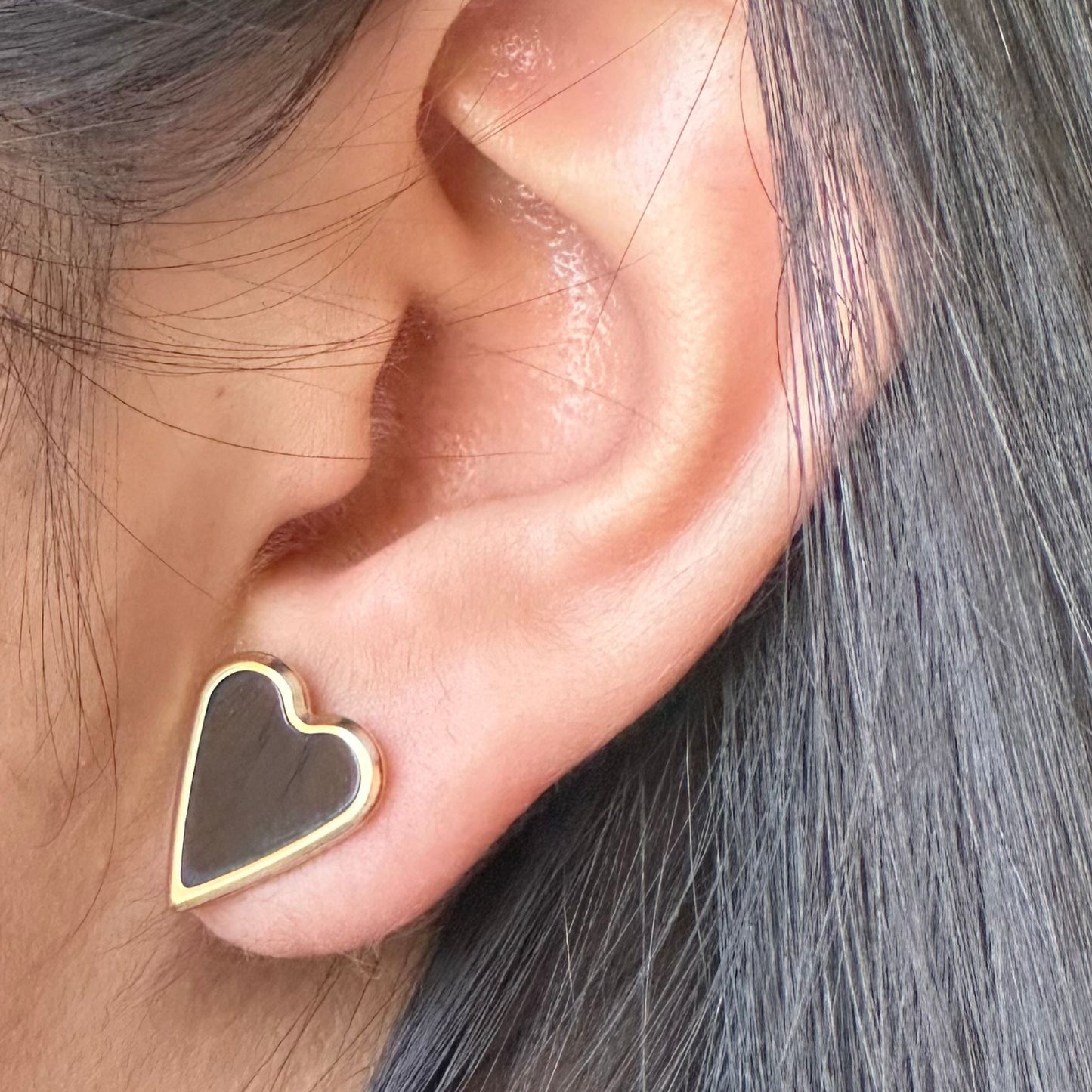 Aretes en Forma de Corazón con Acrílico Negro y Acero Inoxidable Chapados en Oro 18K