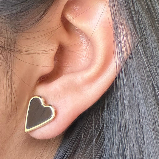 Aretes en Forma de Corazón con Acrílico Negro y Acero Inoxidable Chapados en Oro 18K