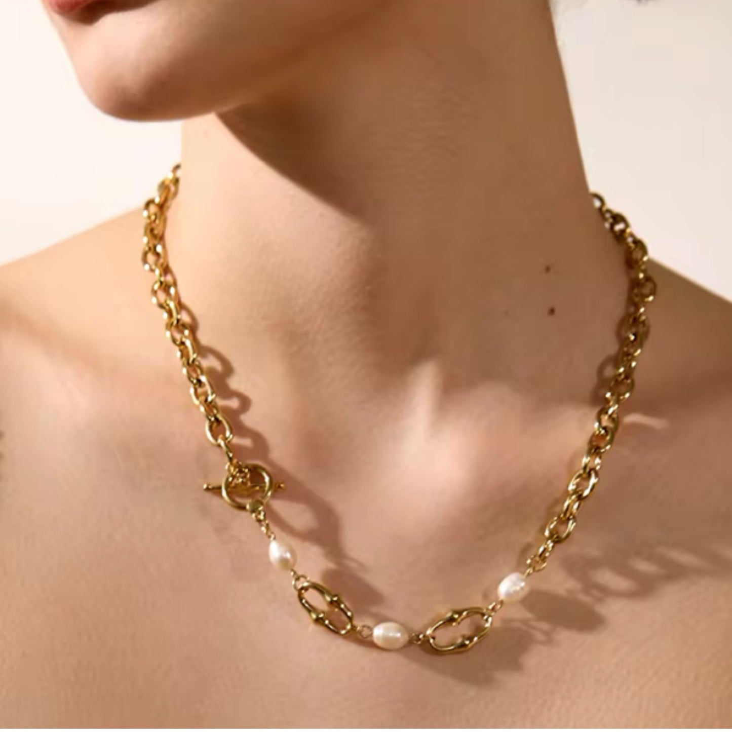 Collar de perlas naturales con cadena de acero inoxidable chapado en oro 18K