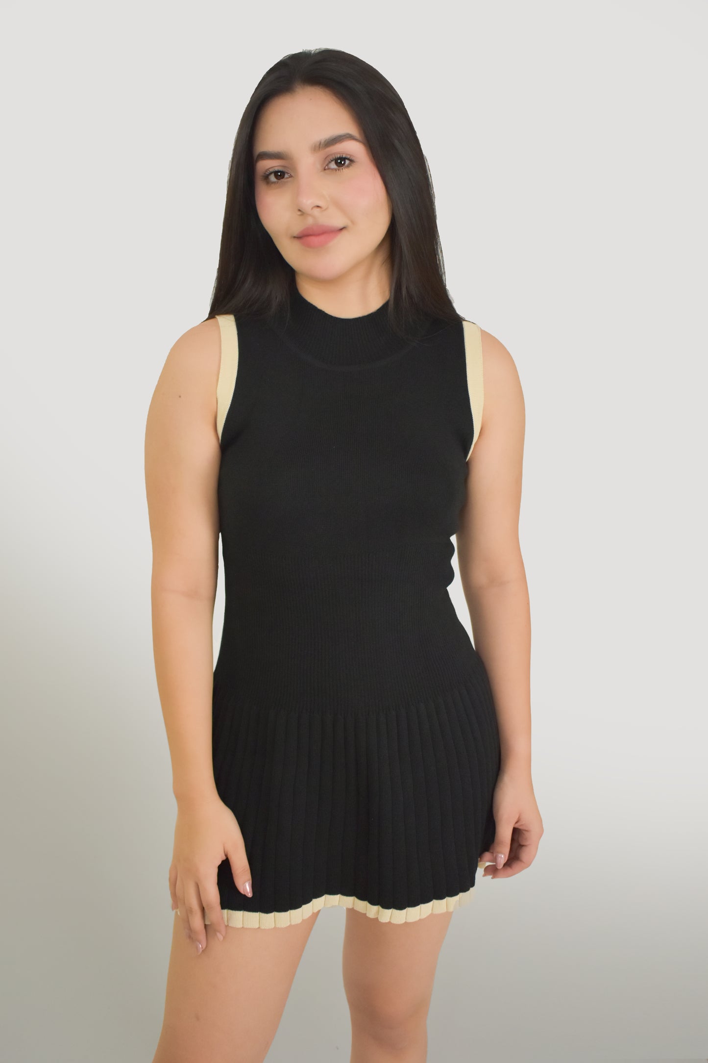 Vestido Negro con Detalles en Contraste para Mujer